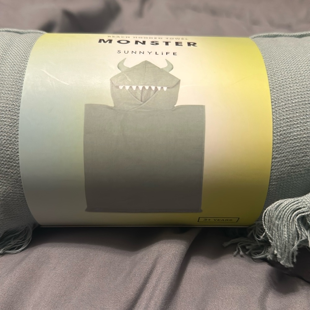 Sunnylife 100% organic cotton hooded kids towel.